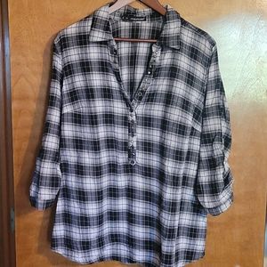 Maurices V-neck Plaid Top Size 2 (18)